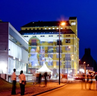 Außenansicht eines Gebäudes im Wissenschaftshafen bei Nacht.